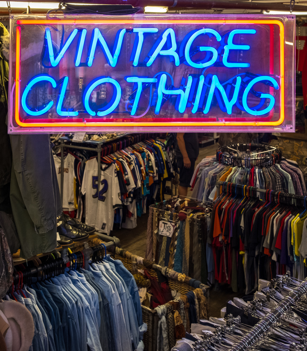 Neon sign 'Vintage Clothing'